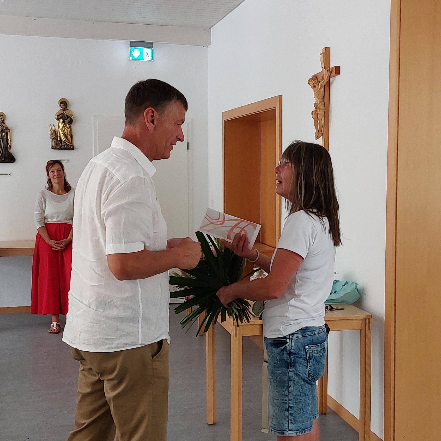 Andreas Schilling, geschäftsführender Vorstand, bedankt sich bei Petra Nagel für ihr langjähriges Wirken im Caritasverband