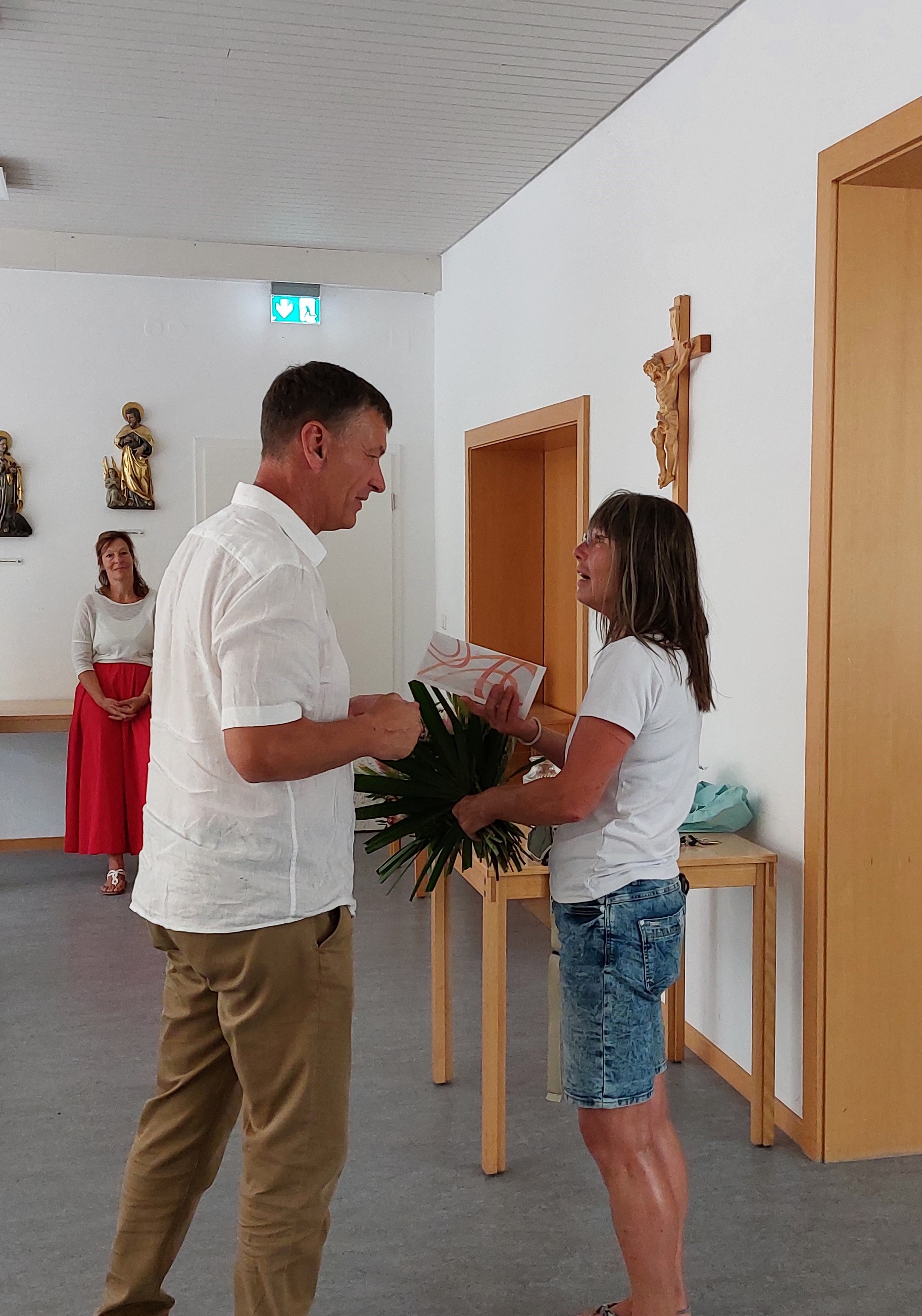 Andreas Schilling, geschäftsführender Vorstand, bedankt sich bei Petra Nagel für ihr langjähriges Wirken im Caritasverband