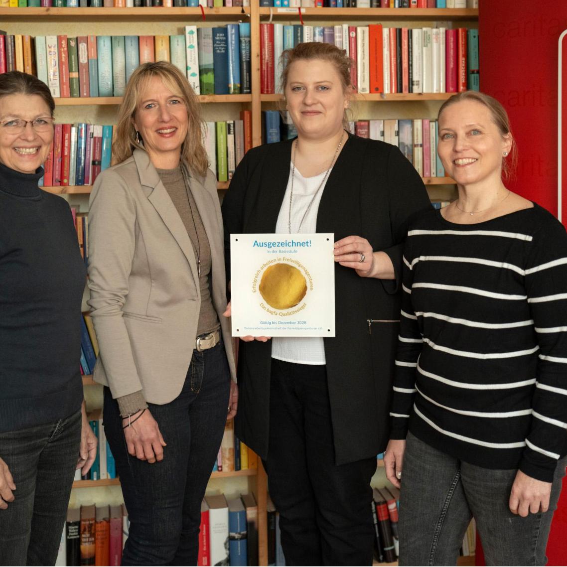 Das Team des Freiwilligenzentrums freut sich über die Auszeichnung