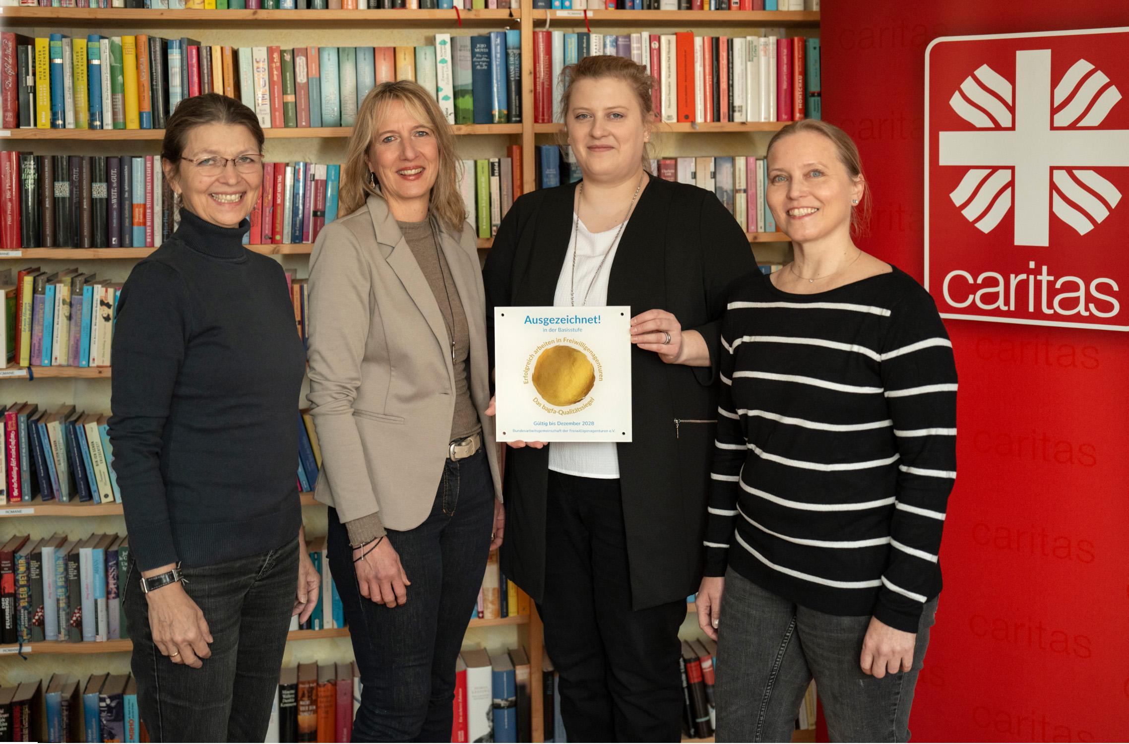 Das Team des Freiwilligenzentrums freut sich über die Auszeichnung