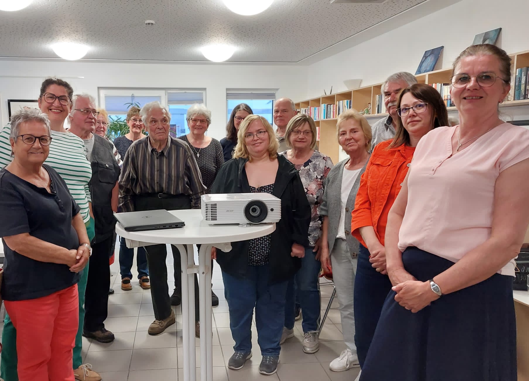 Betreuungsverein der Caritas mit Ruth Platzöder (2.v.l.) und Gudrun Hobrecht (ganz r.) zu Gast im Aurachtreff Emskirchen