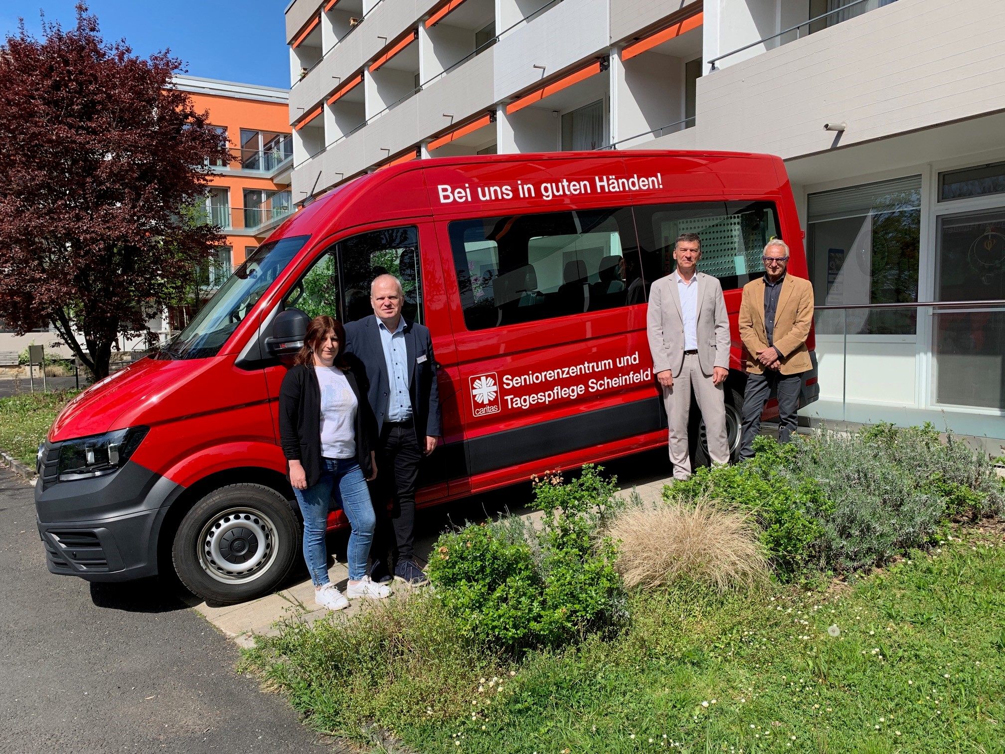 Nicole Feistauer, Leitung der Tagespflege, und Stefan Haberl, Leitung des Seniorenzentrums, freuen sich mit Andreas Schilling, Caritas-Geschäftsführer über die Förderzuwendung der Martin-Müller-Stiftung durch Gerhard Behr-Rößler, Stiftungssvorstand