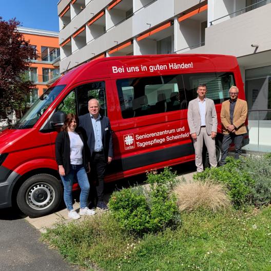 Nicole Feistauer, Leitung der Tagespflege, und Stefan Haberl, Leitung des Seniorenzentrums, freuen sich mit Andreas Schilling, Caritas-Geschäftsführer über die Förderzuwendung der Martin-Müller-Stiftung durch Gerhard Behr-Rößler, Stiftungssvorstand