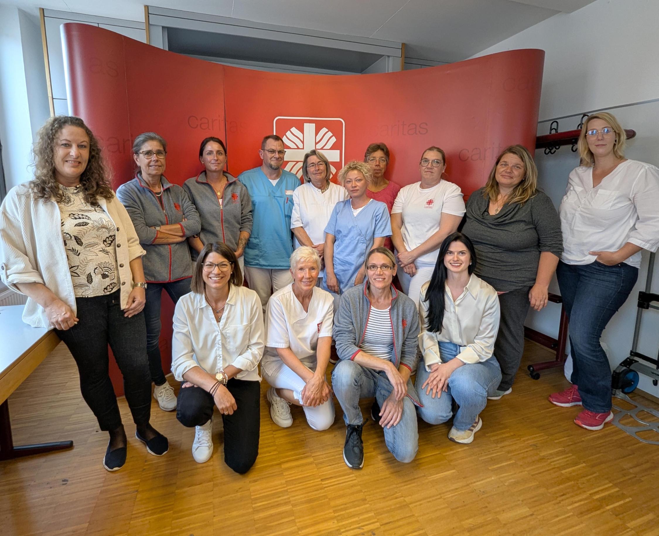 Willkommen bei der Caritas Sozialstation, wir sind für Sie da.  Hier sehen Sie unser starkes Team- engagierte Mitarbeiterinnen und Mitarbeiter, die Tag für Tag mit Herz, Kompetent und Zuverlässigkeit für unsere Patientinnen, Patienten und deren Angehörige da sind.  Gemeinsam stehen wir für eine liebevolle und fachkundige Versorgung, auf die Sie sich verlassen können. Wir freuen uns, Sie zu begleiten und zu unterstützen -  mit Menschlichkeit, Nähe und Professionalität.