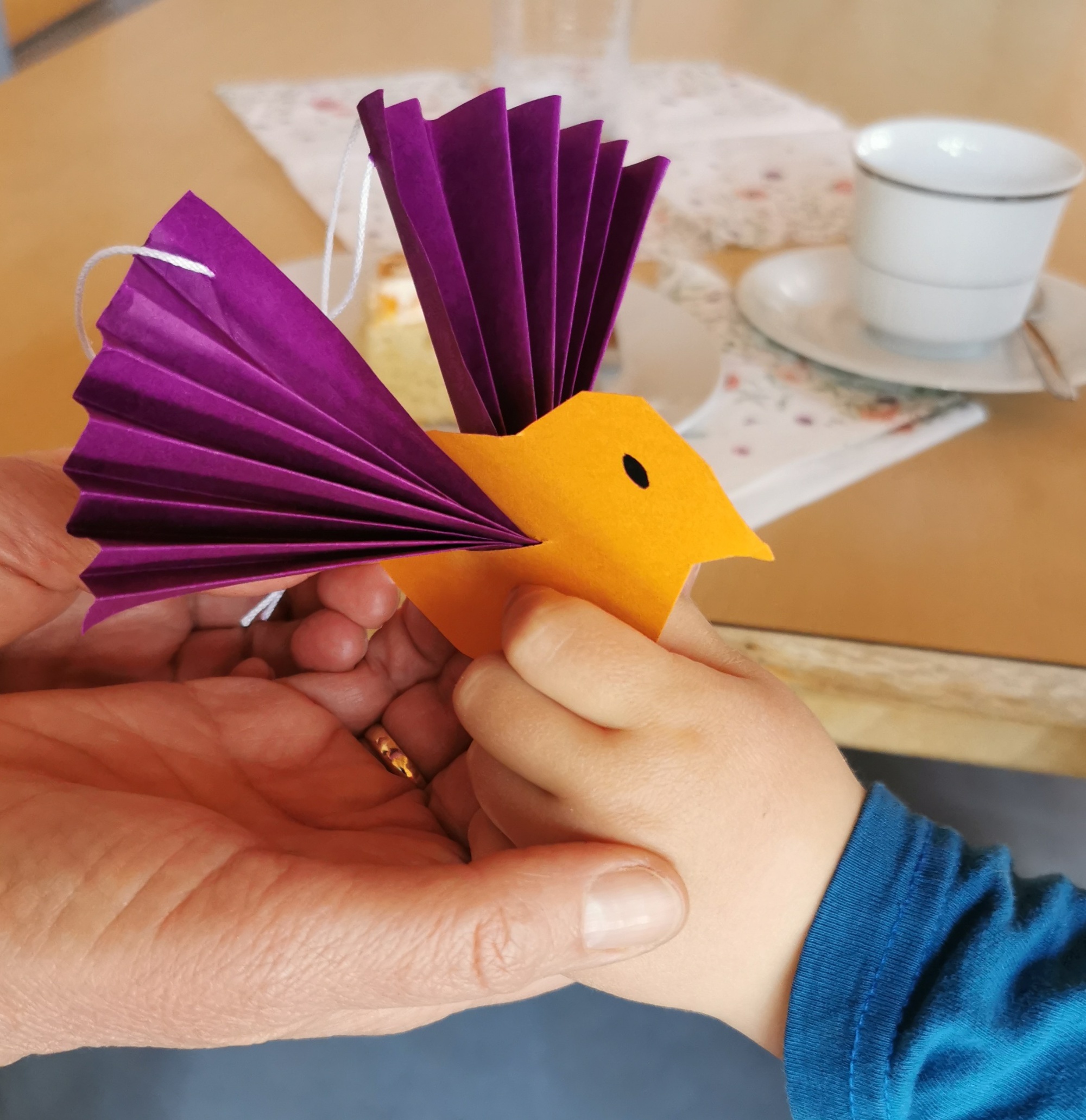 Seniorenkreis Ein Kind schenkt einen selbst gebastelten Vogel